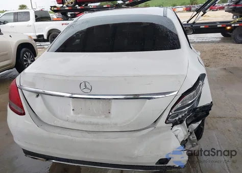 2016 Mercedes-Benz C 300 из США, поврежденный, VIN 55SWF4JB2GU173643